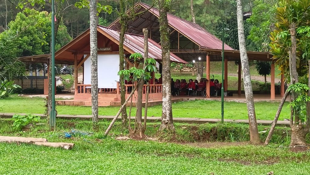 Suasana area berkemah dan fasilitas di tempat camping keluarga terbaik Telaga Cikeas Sentul Bogor