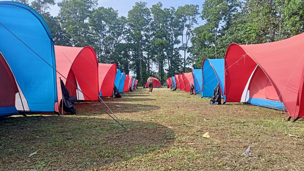 Suasana area berkemah dengan deretan tenda warna-warni di Camping Telaga Cikeas Sentul Bogor