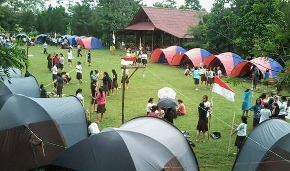 Suasana area perkemahan dan tenda kegiatan outdoor di Camping Telaga Cikeas Sentul Bogor
